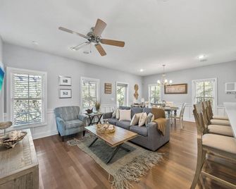 Steps From The Beach. Book Your Last-Minute Winter Get Away Now! - Rosemary Beach - Living room