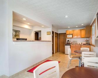 Econo Lodge - Saint Albans - Kitchen
