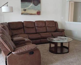 Intimate Home away from home..br - Fairburn - Living room