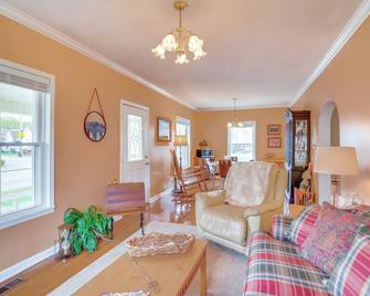 1 Mi To Kfc Museum: Corbin Getaway! - Corbin - Living room
