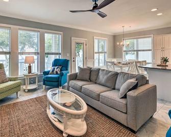 Ocean Club Condo w/ Community Pool & Hot Tub - Swansboro - Living room