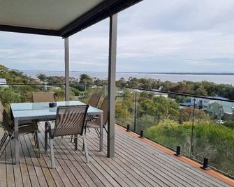 Hilltop Haven Loch Sport - 180 Degree view of Lake Victoria - 로흐 스포트 - 발코니