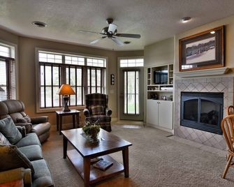 T411A Beautiful condo at Tagalong Golf Resort on Red Cedar Lake - Birchwood - Sala de estar