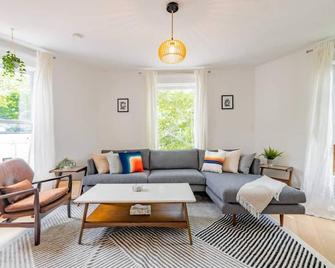 Chic Apt Above Bakery, Minutes walk to Downtown! - Ann Arbor - Living room