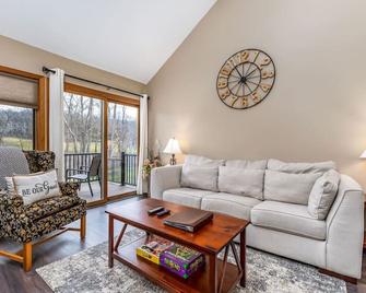 Cozy at Creekwood Getaway - Galena - Living room