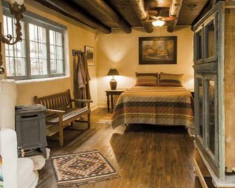 Casa Flora Quiet & Cozy Downtown Plaza Apartment - Taos - Bedroom