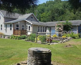 Olivia House Is A Old Farm House That Has Been Updated! - Susquehanna - Building