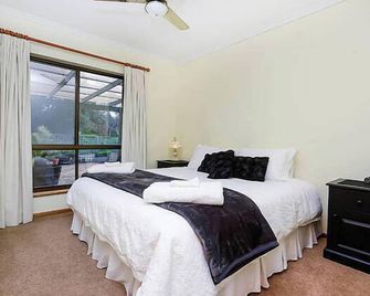 Avocado Cottage minimum 2 night stay. Tariff is 2 guests sharing King Bedroom - Mclaren Vale - Bedroom