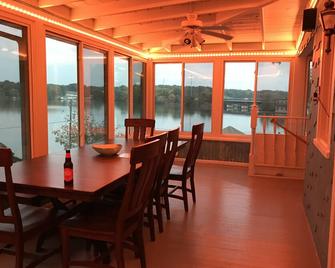 Firewater Cottage With Serene Lake Views And A Cozy Relaxing Environment. - Decatur - Dining room