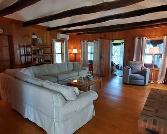 Beautiful Lake Front Getaway with Private Boat Dock - Hardin - Sala de estar