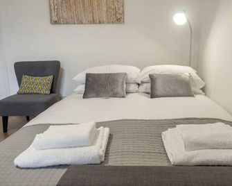 Quiet Ground Floor Apartment Near University - Dundee - Bedroom