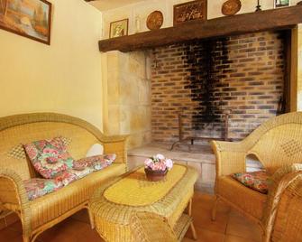 Tasteful Cottage in Roziers with Terrace - Lissac-sur-Couze - Sala de estar