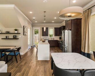 Family Ready Fully Equipped House 3 Bedrooms and 2.5 Baths - Baton Rouge - Living room