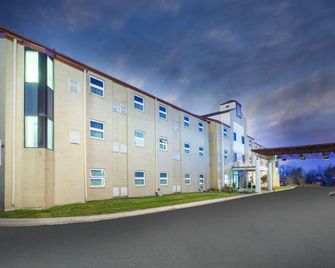 Travelodge by Wyndham Romulus Detroit Airport - Romulus - Gebouw