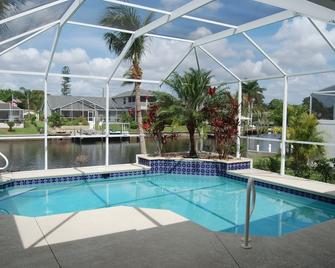 House Sunflower by Vacationhit - Cape Coral - Zwembad