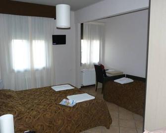 Hotel Eden - Vignola - Camera da letto