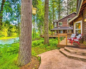 The River House with Deck, on McKenzie River! - Springfield - Patio