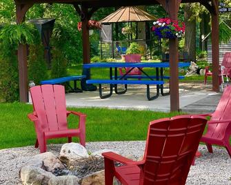 Enjoy the beautiful views of the Muskegon River near Hardy Dam and Dragon Trail - Newaygo - Patio