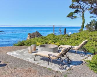 Oceanfront one-bedroom suite, Private Deck, Fire pit, - Minutes to Town - Fort Bragg - Patio