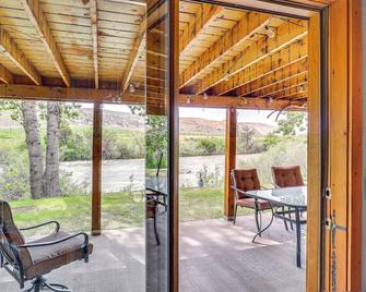 Dubois Riverfront Lodge with On-Site Fishing and Views - Dubois - Balcony