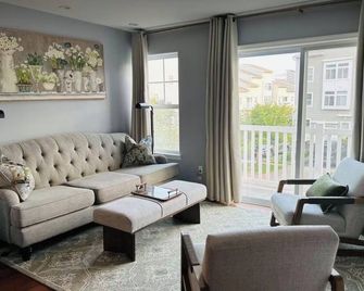 Perfect One-Bedroom Beach Escape in Charming Arverne By The Sea - Queens - Salon