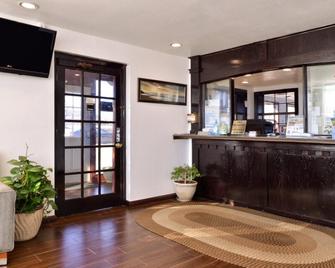 Executive Inn - Edmond - Front desk