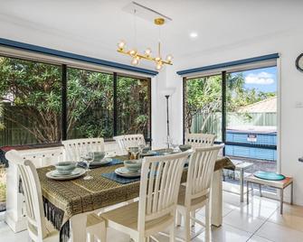 Peaceful 4BR Retreat in Leafy Forest Lake Setting - Forest Lake