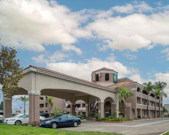 Quality Inn and Suites Camarillo-Oxnard - Camarillo - Building
