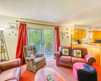 Dog-friendly country home w/ jetted tub, backyard & grill - Franconia - Living room