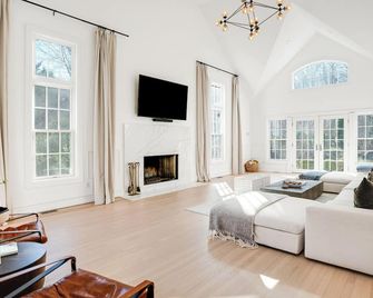 Stunning, Contemporary Southampton Home Near Town Beaches and Downtown - Southampton - Living room