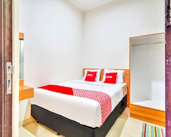 OYO 3346 Rukos Colombus G5 - Karawang - Bedroom
