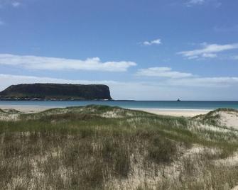 Ellie's Cottages - Stanley - Beach