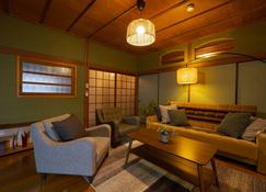 Kamekawa Yukari Ann - Beppu - Living room