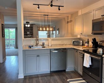 Luxurious and spacious townhome with all necessary amenities awaits your stay. - Middletown - Kitchen