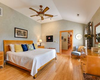 Couples Retreat on Bay Tree Lake - Elizabethtown - Habitación