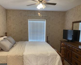Cheerful 2 bedroom home, King Suite, Wi-Fi - Moultrie - Bedroom
