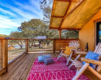 Beautiful Tented Cabin in Texas for Glamping by Guadalupe River - Hunt - Balcony