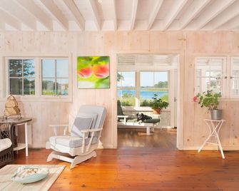 1898 Renovated Cottage 100' from Bullhead Bay - Southampton - Living room