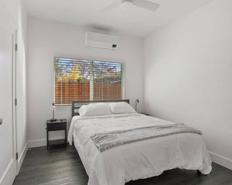 New 2Br2Ba Guest House - Woodland - Slaapkamer