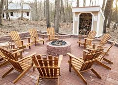 Harpers Ferry Mountain Retreat - 3 Bedroom Near Wineries w/ Laundry & Fire Pit - Harpers Ferry - Patio