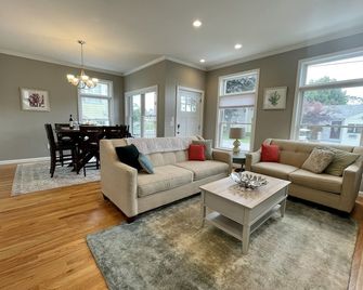 Spacious And Luxurious Beach Home Steps From The Water - Old Saybrook - Living room
