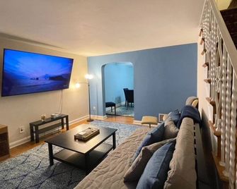 Lovely 3-bedroom home away from home. Near Philly and Airport. - Drexel Hill - Living room