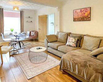 Pleasant View by Staystaycations - Pontypridd - Living room