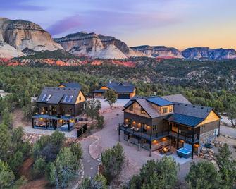 Sandstone Pointe, Elegance Among the Cliffs - Mount Carmel - Building