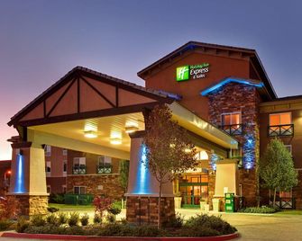 Holiday Inn Express & Suites Tehachapi Hwy 58/Mill St. By IHG - Tehachapi - Будівля