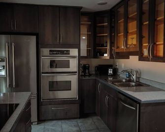 Homestead Inn & Suites - Vanderhoof - Kitchen