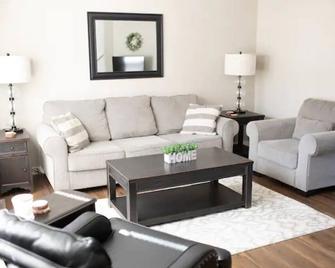 Modern Townhouse Walking Distance to Downtown - Houghton - Living room