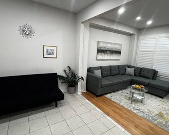 Entire Four bedroom house in Milton with Parking. - Milton - Obývací pokoj