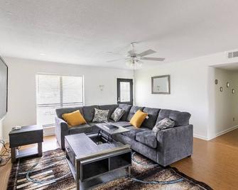 Cozy home in a great area. - Plano - Living room