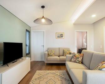 Referta Apartamento T1 - Prazeres - Sala de estar